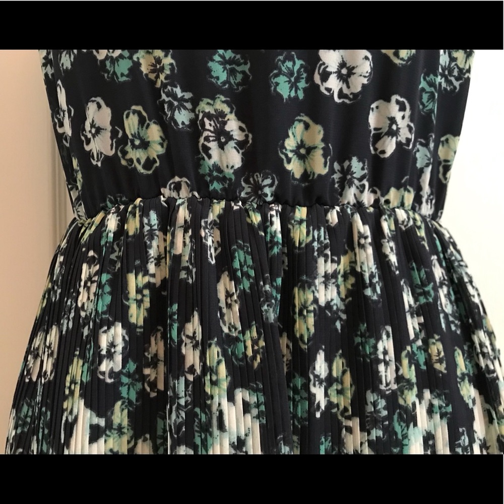 đź’™Cute Navy Blue w/ Flower Print Dress - Picture 3 of 8